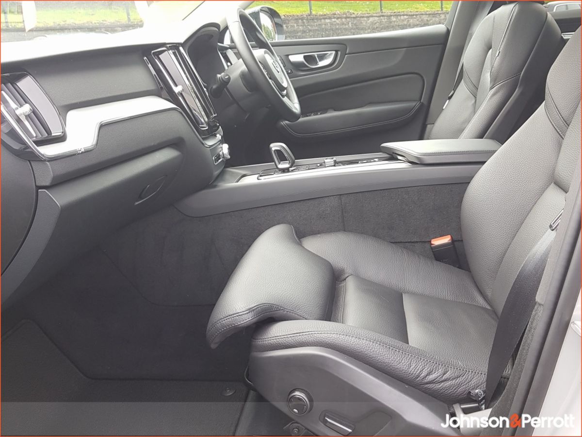 Volvo XC60 T6 350 bhp AWD Plus Dark PHEV - Two Year Volvo Selekt Warranty