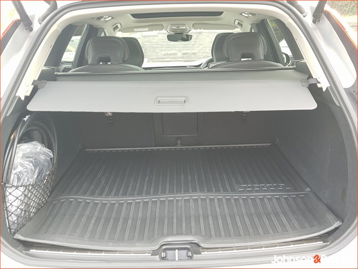 Volvo XC60 T6 350 bhp AWD Plus Dark PHEV - Two Year Volvo Selekt Warranty