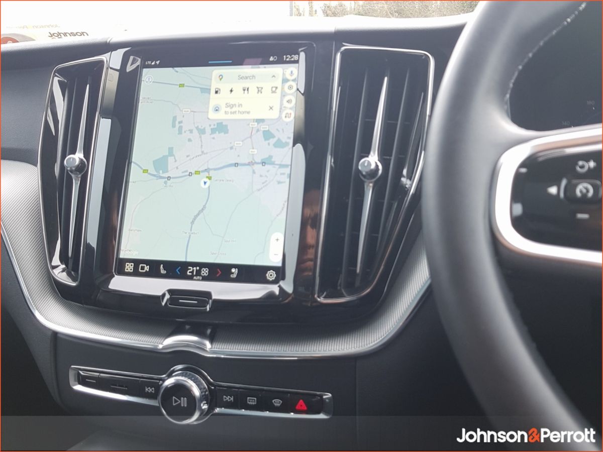 Volvo XC60 T6 350 bhp AWD Plus Dark PHEV - Two Year Volvo Selekt Warranty