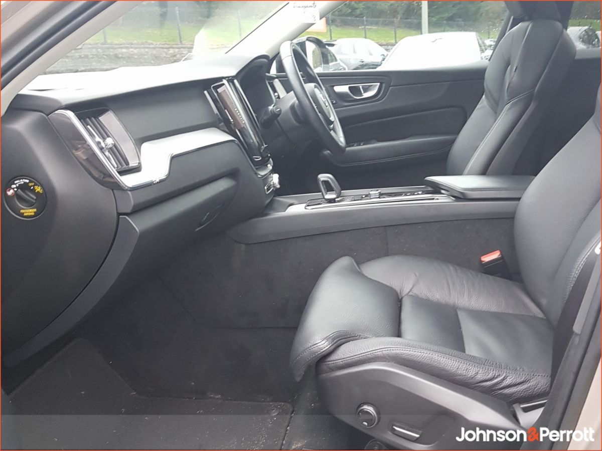 Volvo XC60 T6 350hp AWD PHEV Plus Dark (Two Year Volvo Selekt Warranty + Two Year Volvo Service Plan)