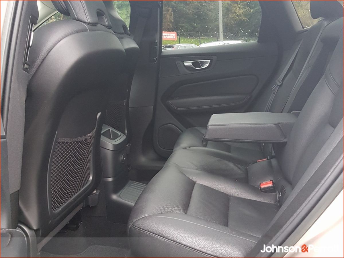 Volvo XC60 T6 350hp AWD PHEV Plus Dark (Two Year Volvo Selekt Warranty + Two Year Volvo Service Plan)