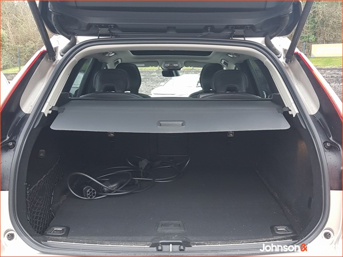 Volvo XC60 T6 350hp AWD PHEV Plus Dark (Two Year Volvo Selekt Warranty + Two Year Volvo Service Plan)