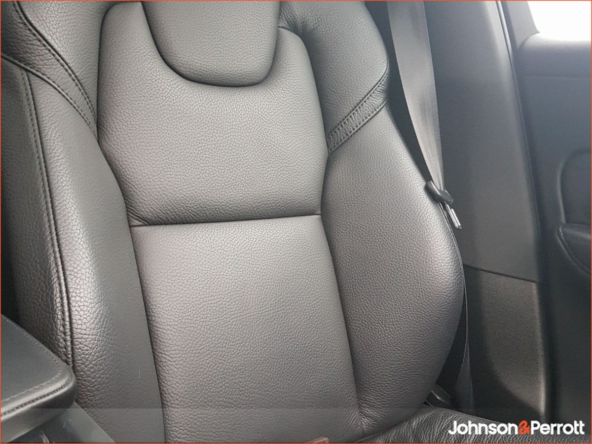 Volvo XC60 T6 350hp AWD PHEV Plus Dark (Two Year Volvo Selekt Warranty + Two Year Volvo Service Plan)