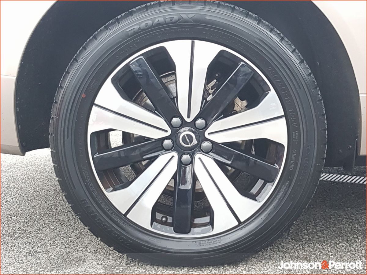 Volvo XC60 T6 350hp AWD PHEV Plus Dark (Two Year Volvo Selekt Warranty + Two Year Volvo Service Plan)