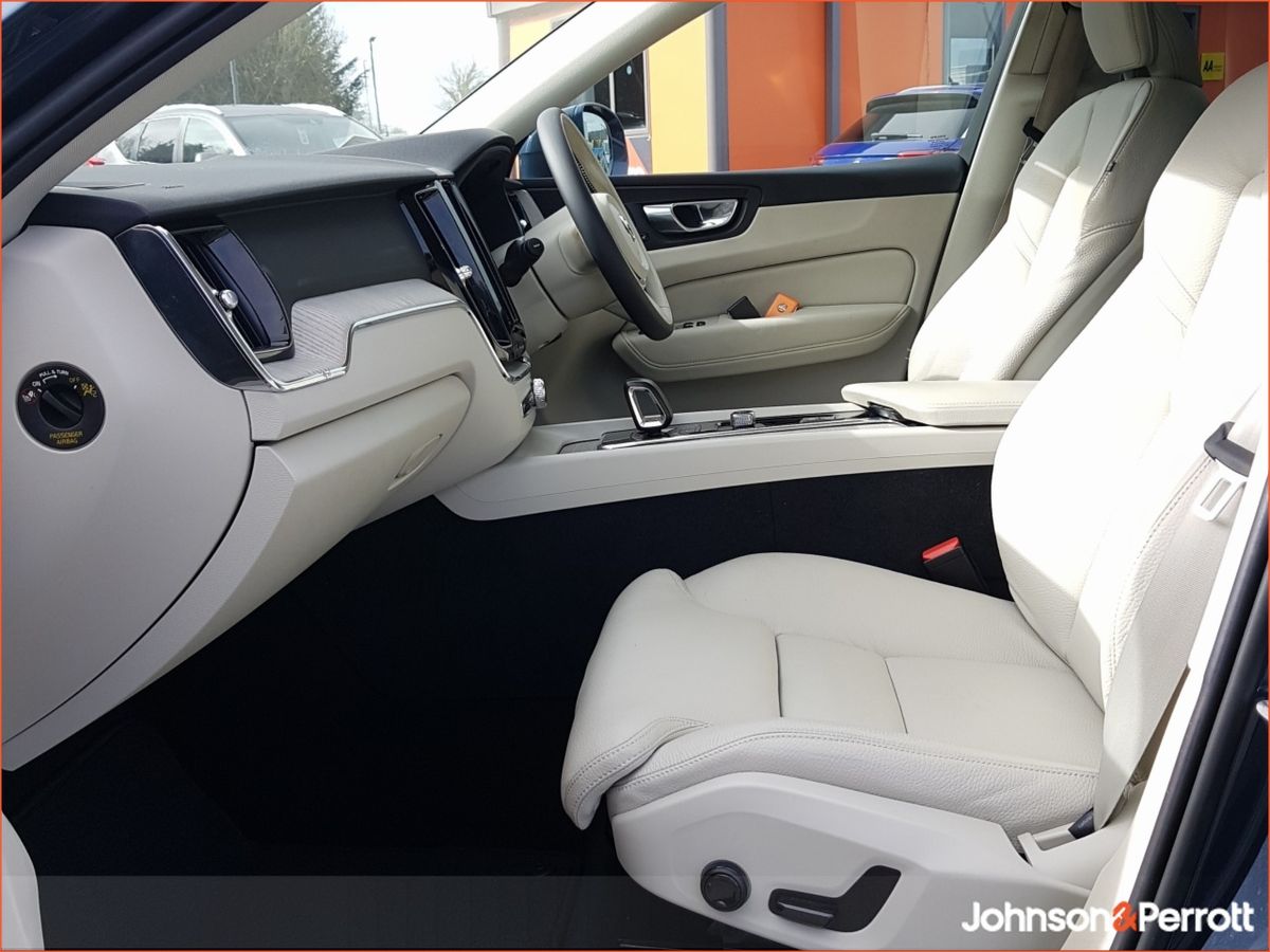 Volvo XC60 T6 350hp AWD PHEV Plus Bright  (Two Year Volvo Selekt Warranty and Two Year Service Plan)