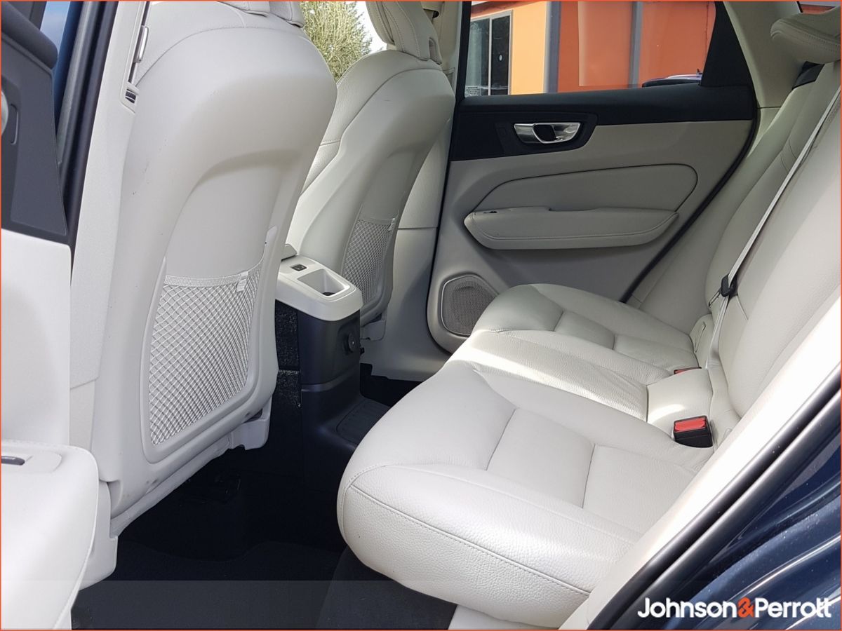 Volvo XC60 T6 350hp AWD PHEV Plus Bright  (Two Year Volvo Selekt Warranty and Two Year Service Plan)