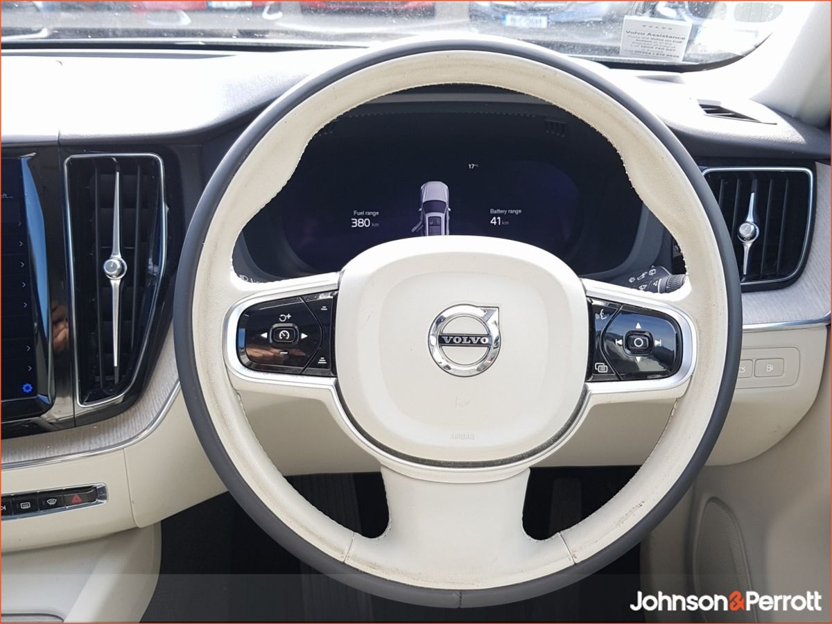 Volvo XC60 T6 350hp AWD PHEV Plus Bright  (Two Year Volvo Selekt Warranty and Two Year Service Plan)