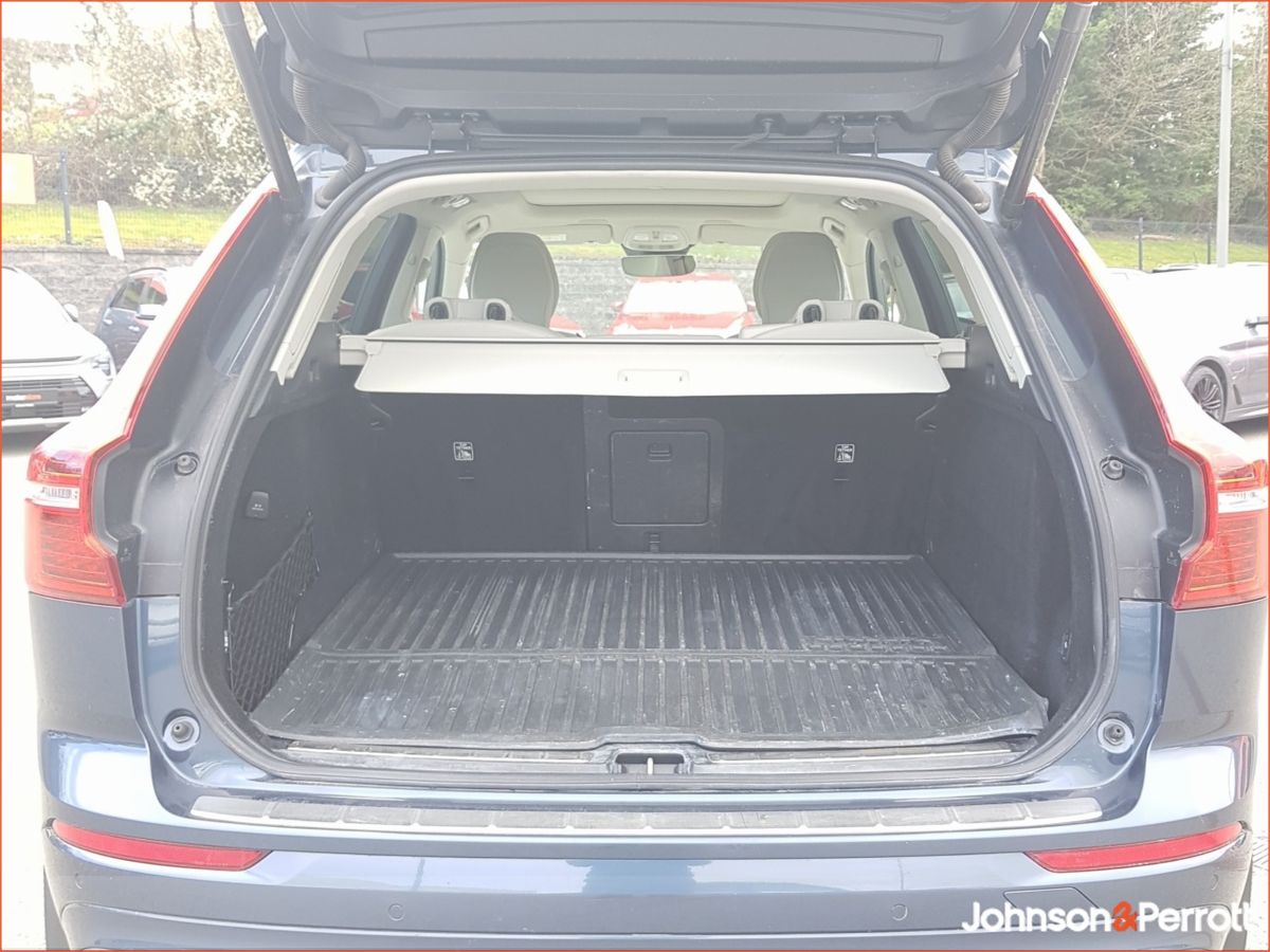 Volvo XC60 T6 350hp AWD PHEV Plus Bright  (Two Year Volvo Selekt Warranty and Two Year Service Plan)