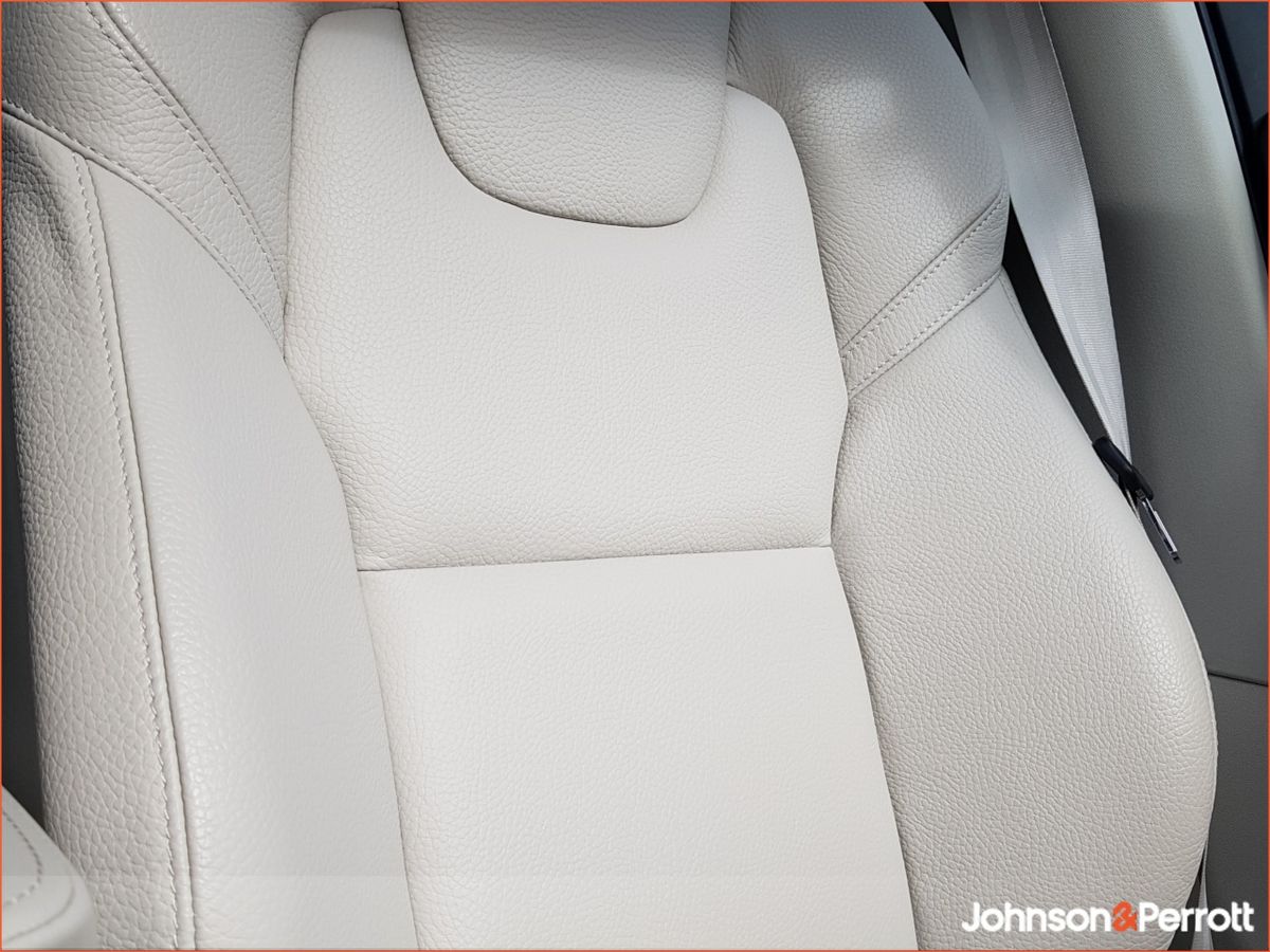 Volvo XC60 T6 350hp AWD PHEV Plus Bright  (Two Year Volvo Selekt Warranty and Two Year Service Plan)