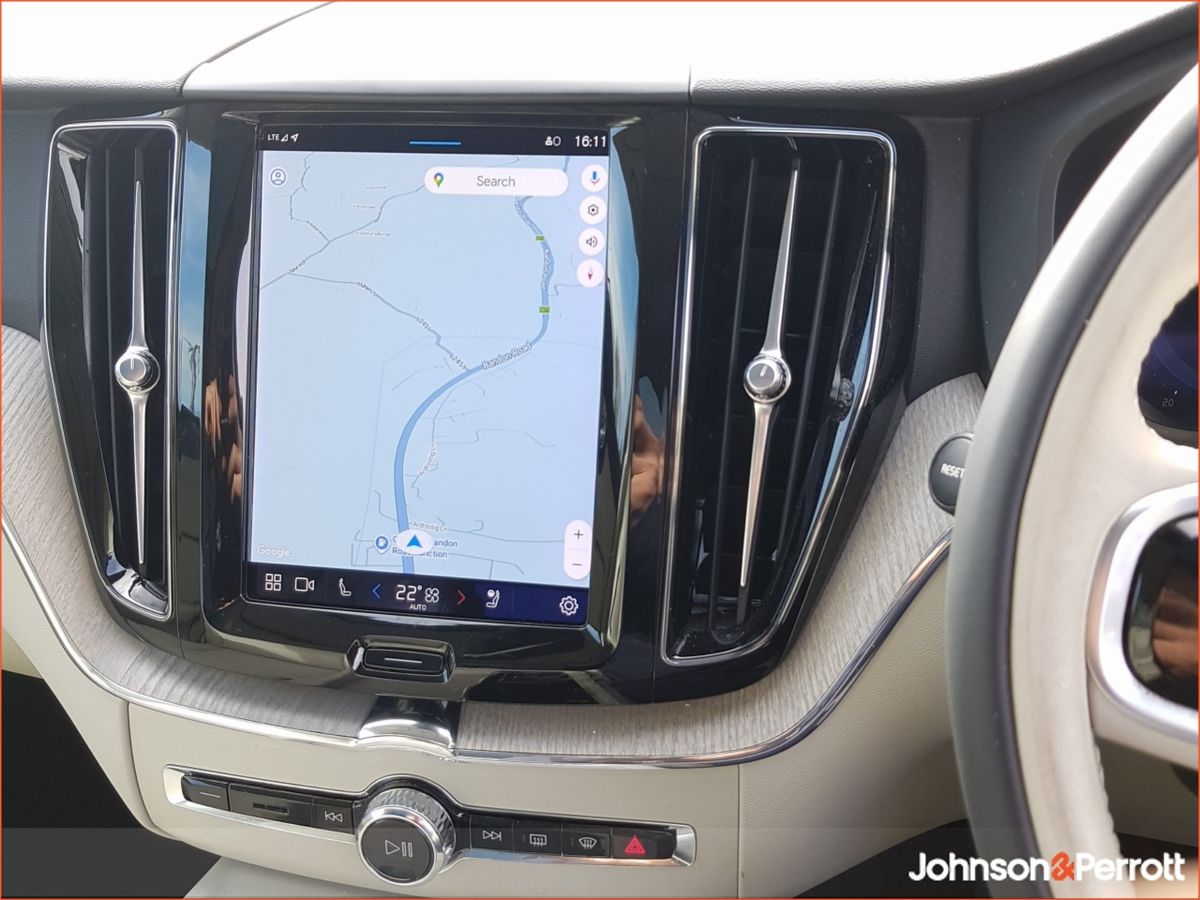 Volvo XC60 T6 350hp AWD PHEV Plus Bright  (Two Year Volvo Selekt Warranty and Two Year Service Plan)