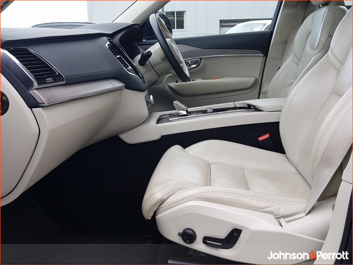 Volvo XC90 T8 455hp AWD PHEV Plus Bright  (Two Year Volvo Selekt Warranty and Two Year Service Plan)
