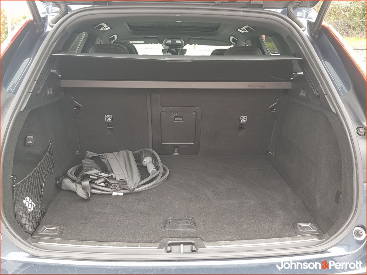 Volvo XC60 T6 350 bhp AWD PHEV Plus Dark (Two Year Volvo Selekt Warranty + Service Plan)