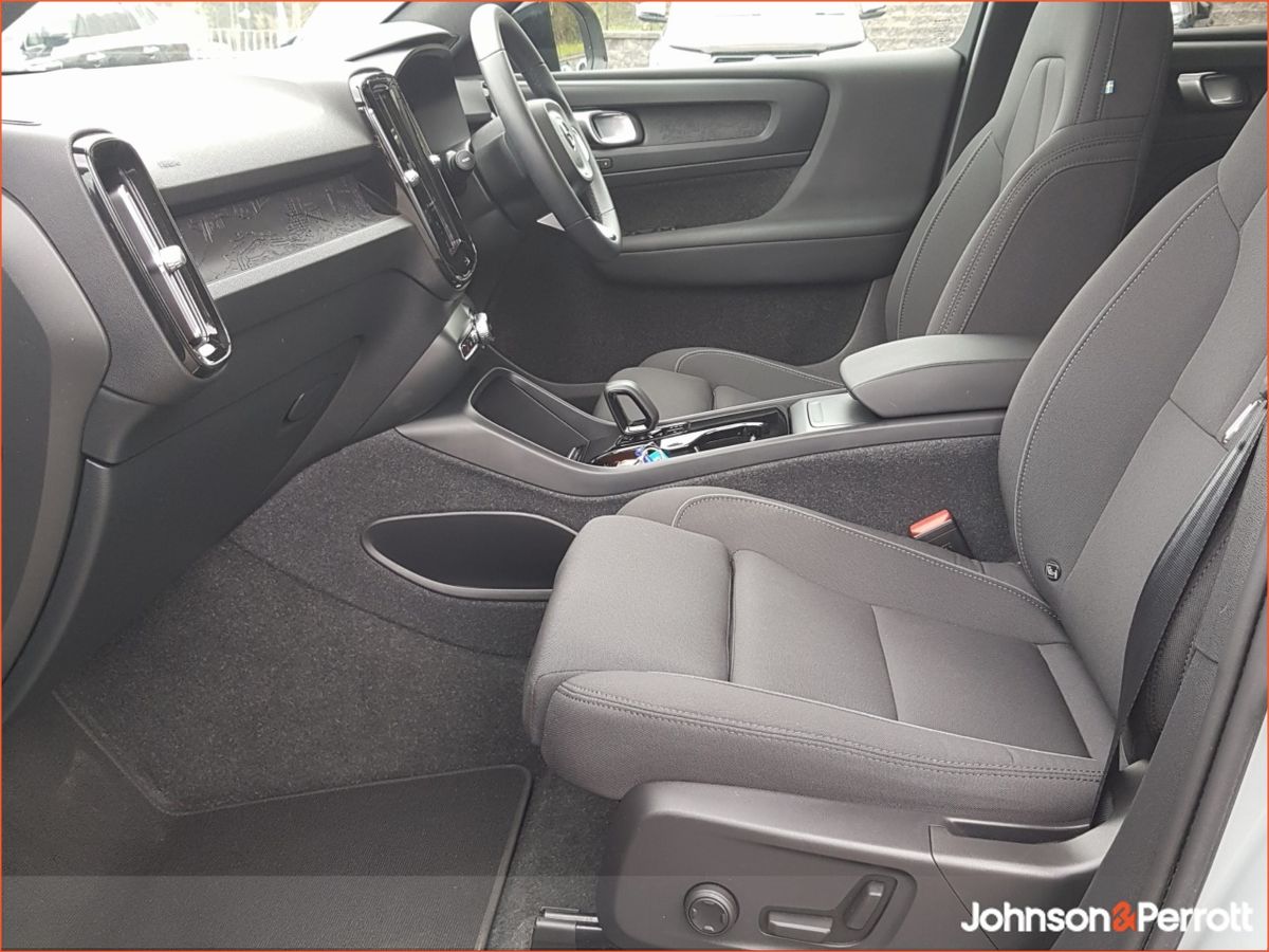 Volvo C40 82kWh Extended Range 252hp RWD Plus (Two Year Volvo Selekt Warranty)