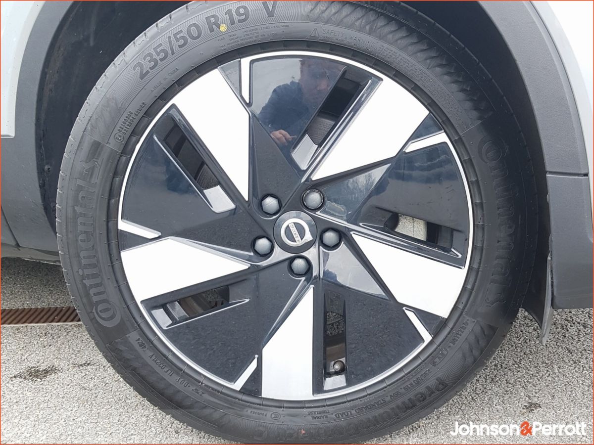 Volvo C40 82kWh Extended Range 252hp RWD Plus (Two Year Volvo Selekt Warranty)