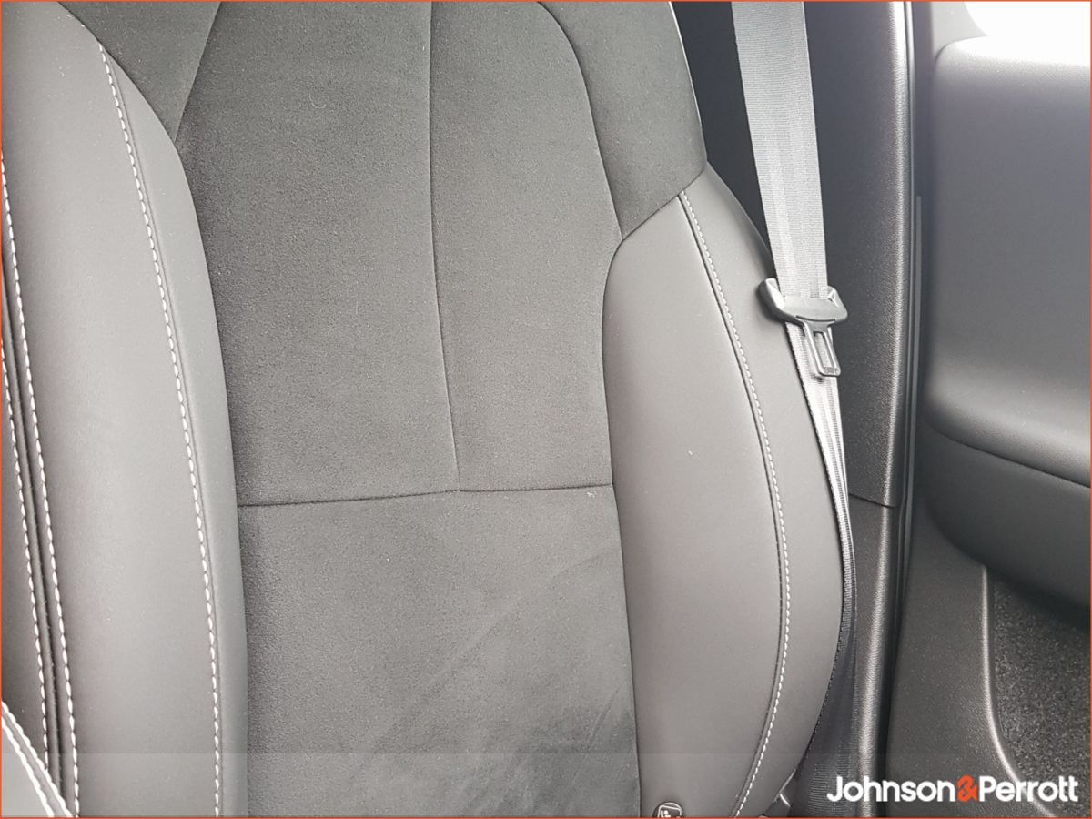 Volvo XC40 69 kWh 238 bhp RWD Plus - Three Year Volvo Selekt Warranty