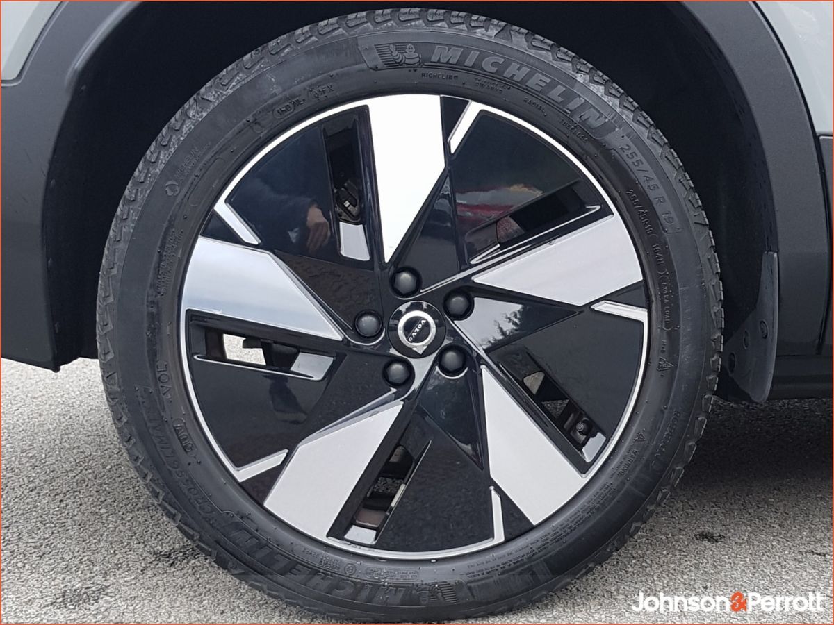 Volvo XC40 69 kWh 238 bhp RWD Plus - Three Year Volvo Selekt Warranty