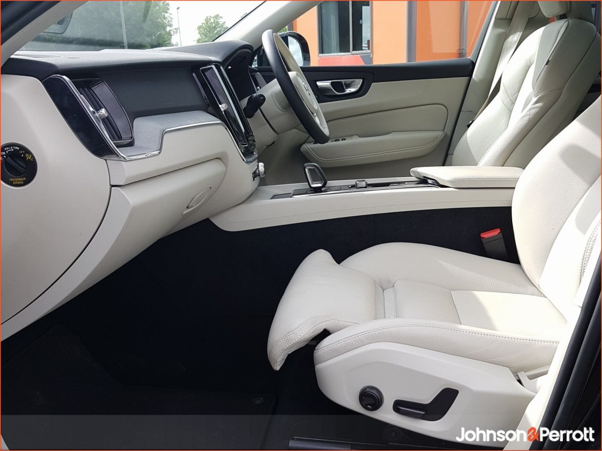 Volvo XC60 T6 350bhp AWD PHEV Plus Dark - Four Year Volvo Selekt Warranty