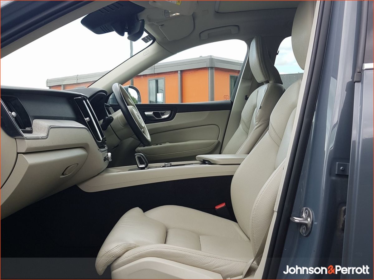 Volvo XC60 T6 350hp AWD PHEV Plus Bright (Two Year Volvo Selekt Warranty / Two Year Service Plan)