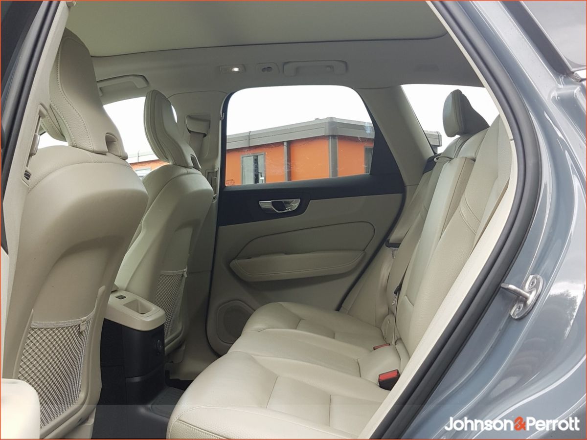 Volvo XC60 T6 350hp AWD PHEV Plus Bright (Two Year Volvo Selekt Warranty / Two Year Service Plan)