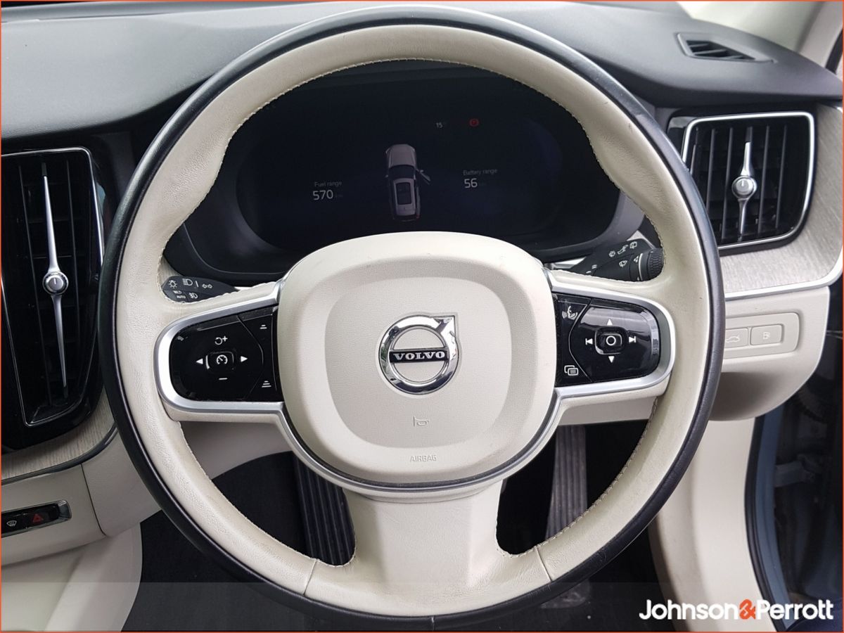 Volvo XC60 T6 350hp AWD PHEV Plus Bright (Two Year Volvo Selekt Warranty / Two Year Service Plan)