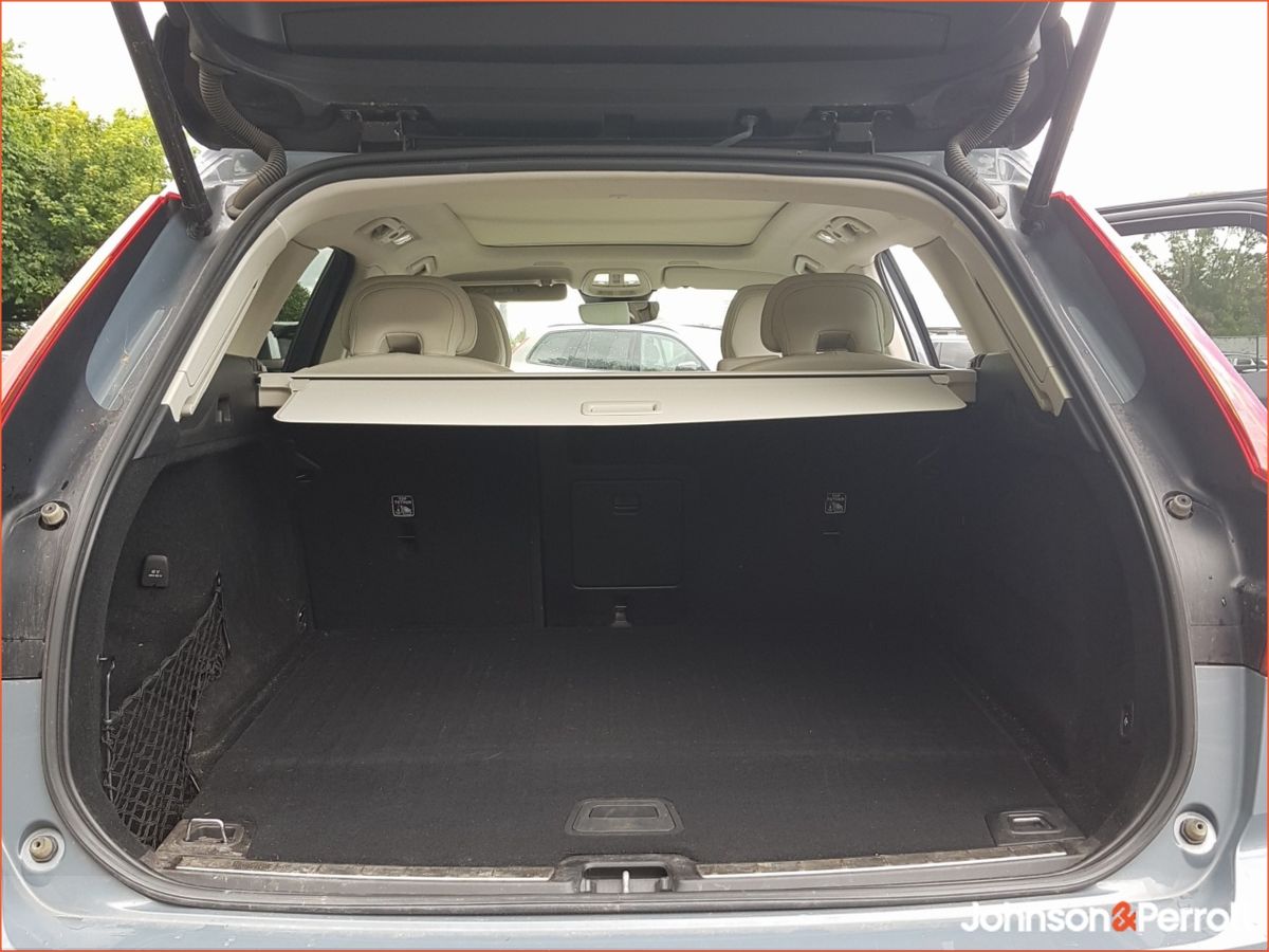 Volvo XC60 T6 350hp AWD PHEV Plus Bright (Two Year Volvo Selekt Warranty / Two Year Service Plan)