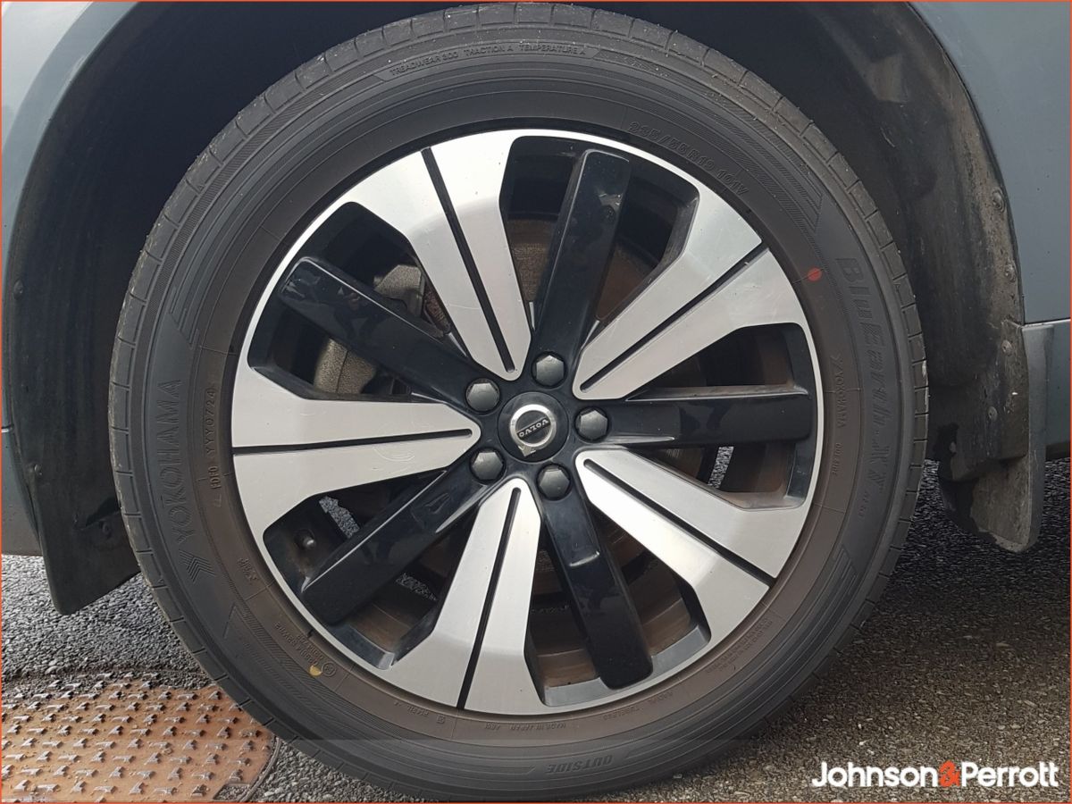 Volvo XC60 T6 350hp AWD PHEV Plus Bright (Two Year Volvo Selekt Warranty / Two Year Service Plan)