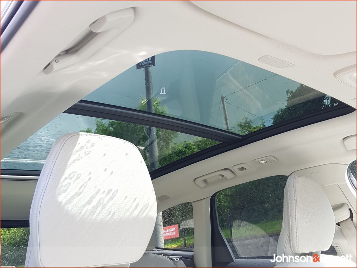 Volvo XC60 T6 350hp AWD PHEV Plus Bright (Two Year Volvo Selekt Warranty / Two Year Service Plan)