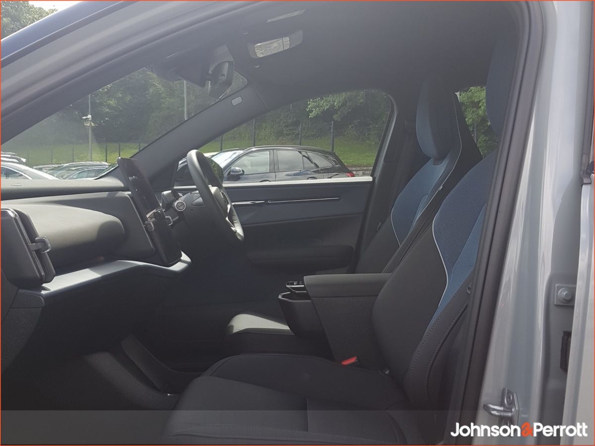 Volvo EX30 272bhp 69 kWh Extended Range Plus (Volvo Selekt Warranty until January 2030)