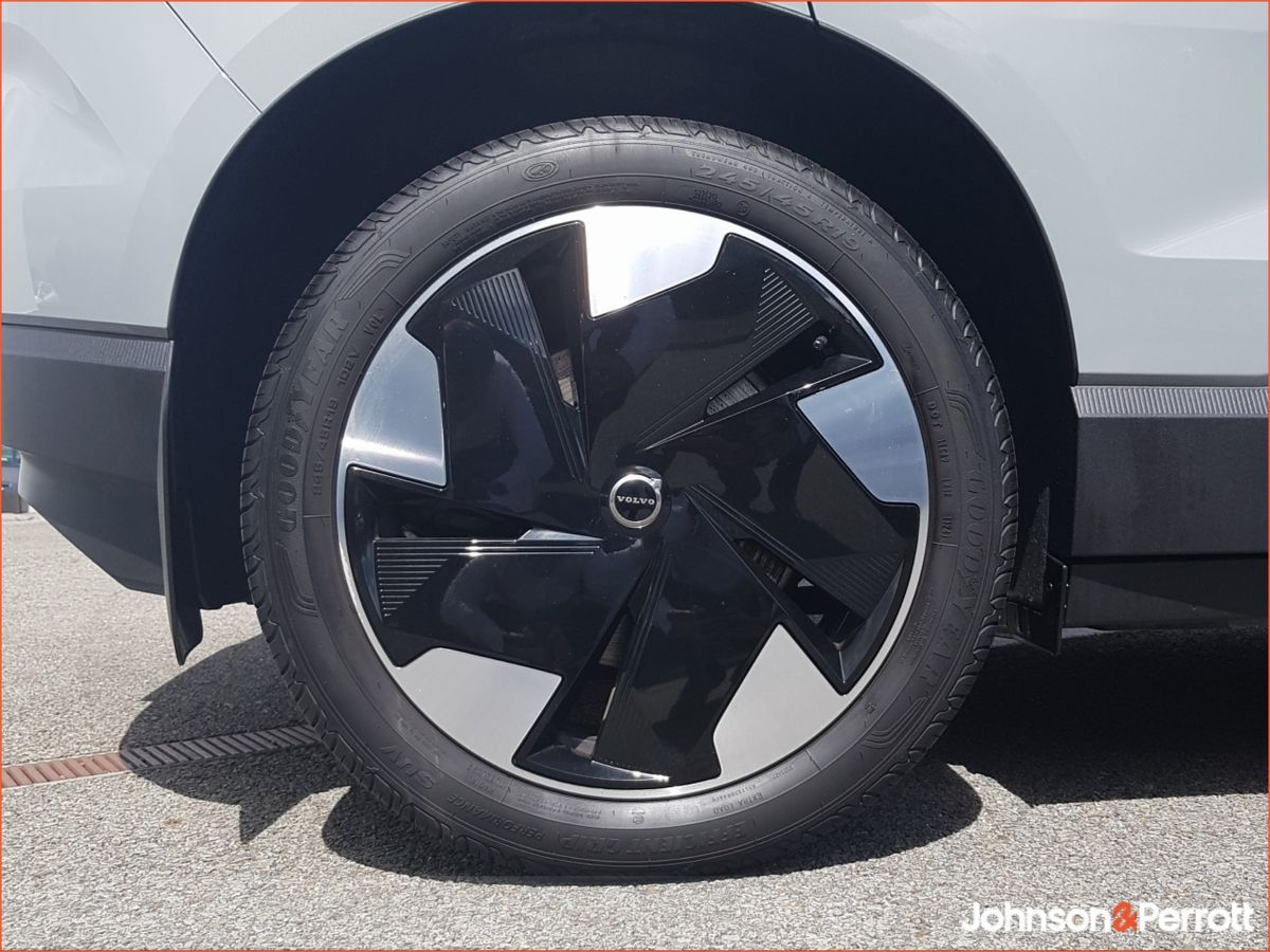 Volvo EX30 272bhp 69 kWh Extended Range Plus (Volvo Selekt Warranty until January 2030)
