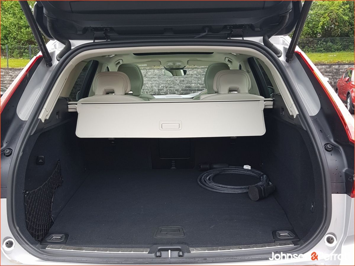Volvo XC60 T6 350bhp AWD PHEV Plus Bright (Three Year Volvo Selekt Warranty / Two Year Service Plan)