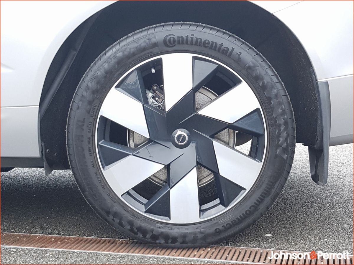 Volvo XC60 T6 350bhp AWD PHEV Plus Bright (Three Year Volvo Selekt Warranty / Two Year Service Plan)