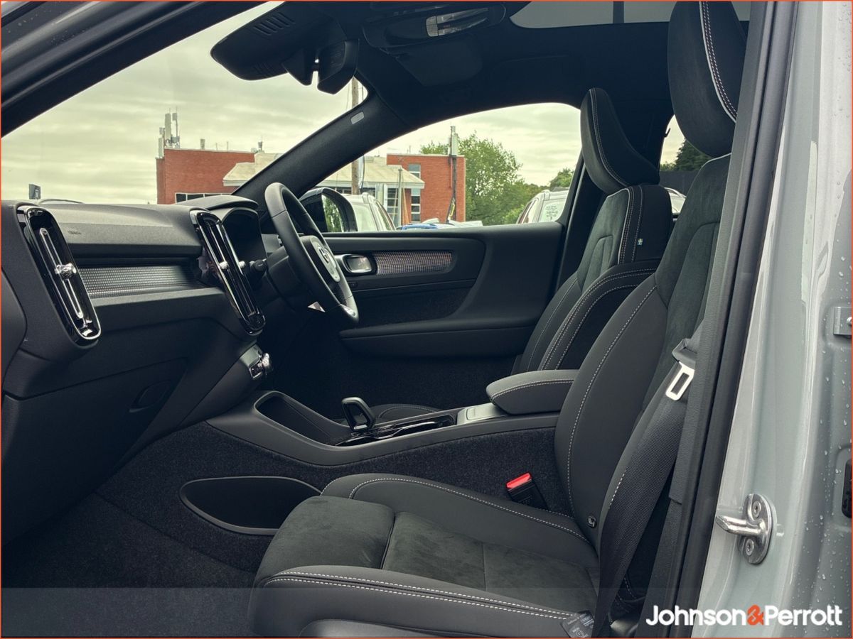 Volvo EC40 Extended Range 82kWh Ultra Black Edition - 360 Camera / Panoramic Roof / Pixel Led Headlights