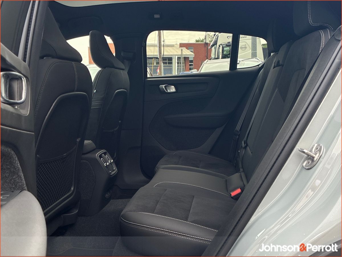 Volvo EC40 Extended Range 82kWh Ultra Black Edition - 360 Camera / Panoramic Roof / Pixel Led Headlights