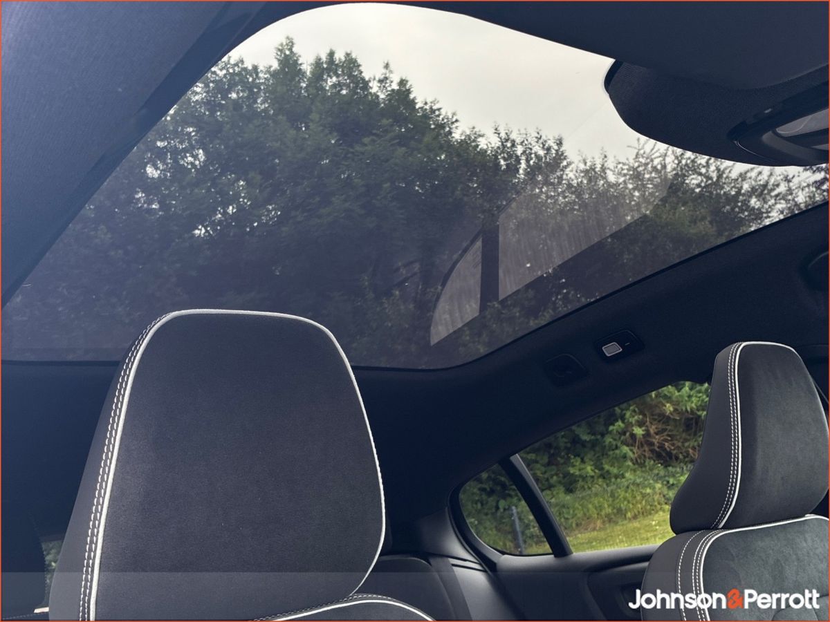 Volvo EC40 Extended Range 82kWh Ultra Black Edition - 360 Camera / Panoramic Roof / Pixel Led Headlights