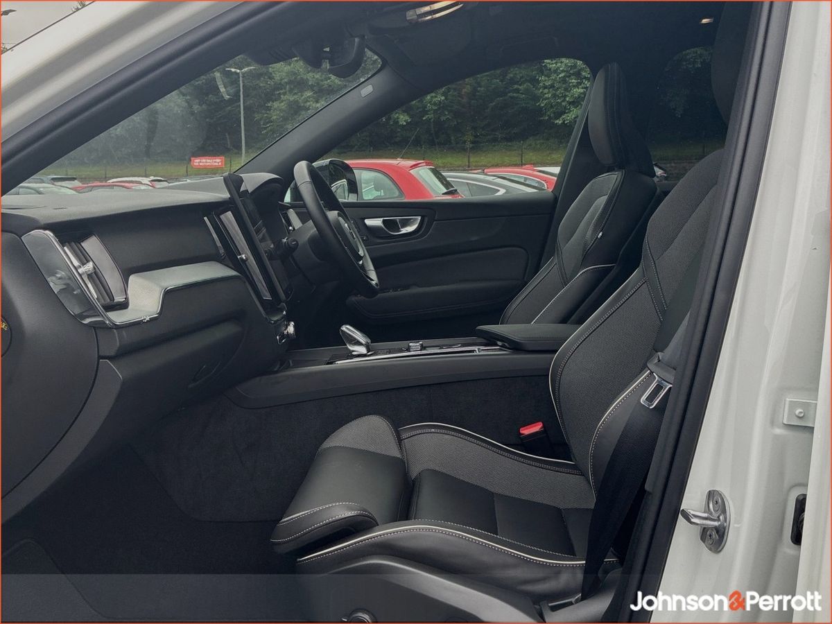 Volvo XC60 T6 350bhp AWD PHEV Plus Black Edition