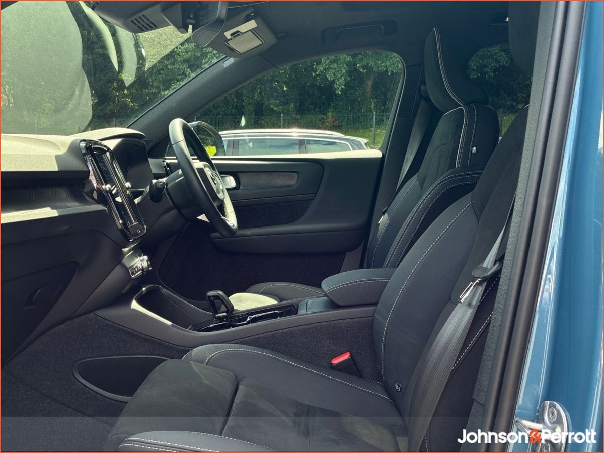 Volvo XC40 231hp 69 kWh Ultimate (Two Year Volvo Selekt Warranty + Two Year Volvo Service Plan)