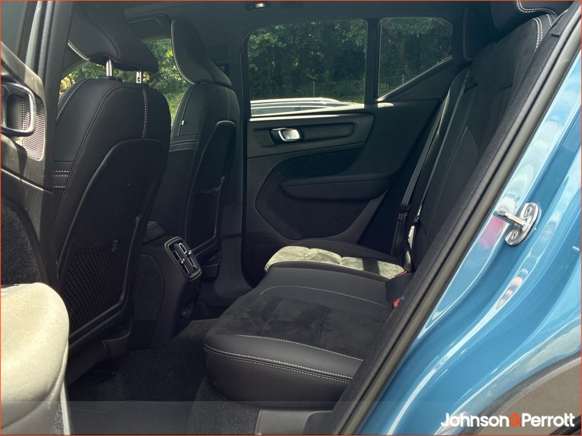 Volvo XC40 231hp 69 kWh Ultimate (Two Year Volvo Selekt Warranty + Two Year Volvo Service Plan)