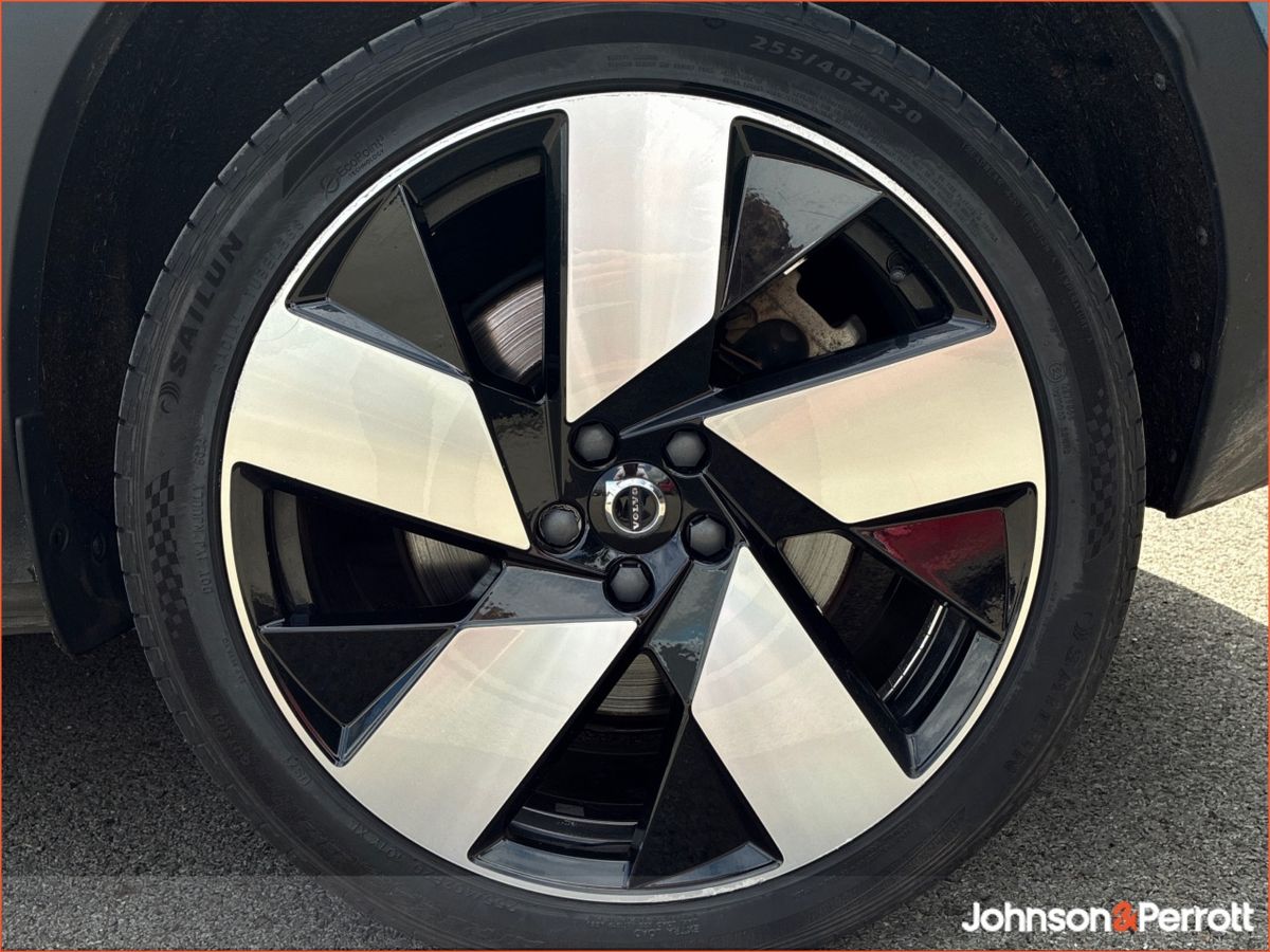 Volvo XC40 231hp 69 kWh Ultimate (Two Year Volvo Selekt Warranty + Two Year Volvo Service Plan)
