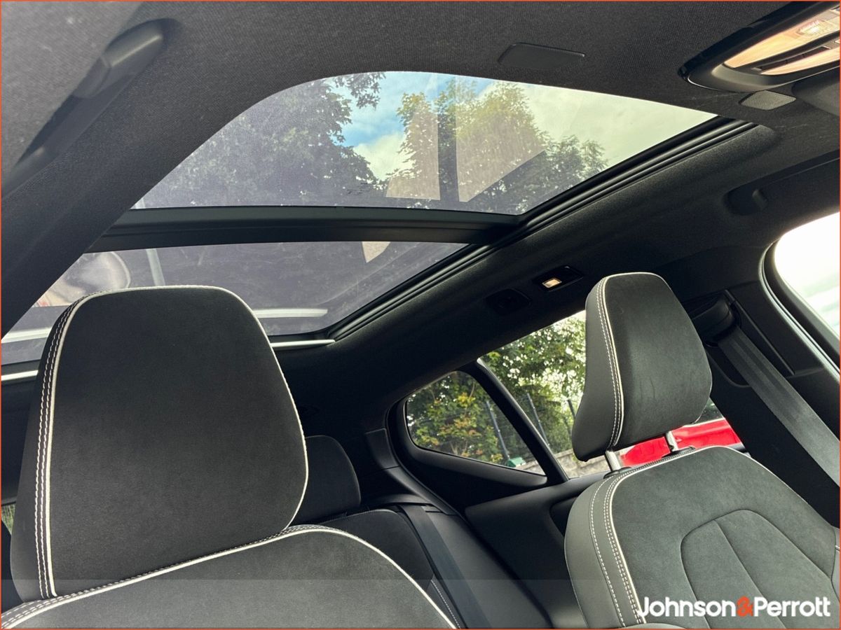 Volvo XC40 231hp 69 kWh Ultimate (Two Year Volvo Selekt Warranty + Two Year Volvo Service Plan)