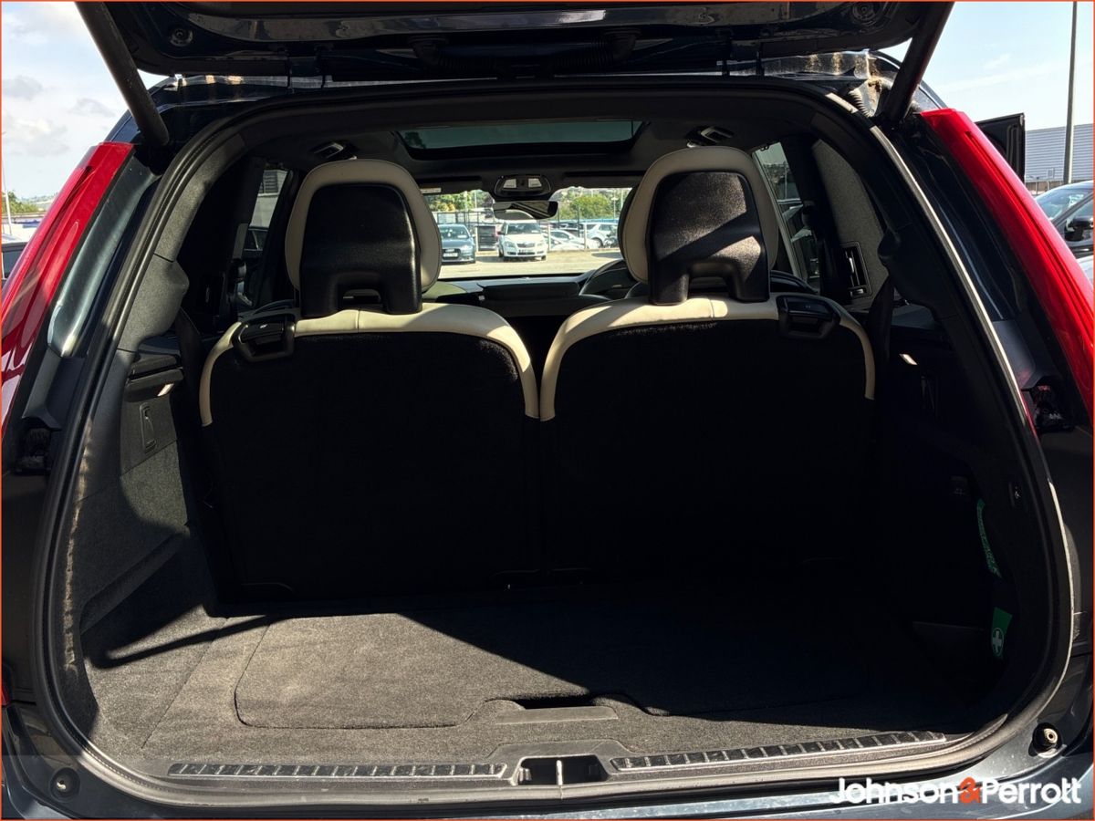 Volvo XC90 T8 PHEV 455hp Plus (Dark Theme)