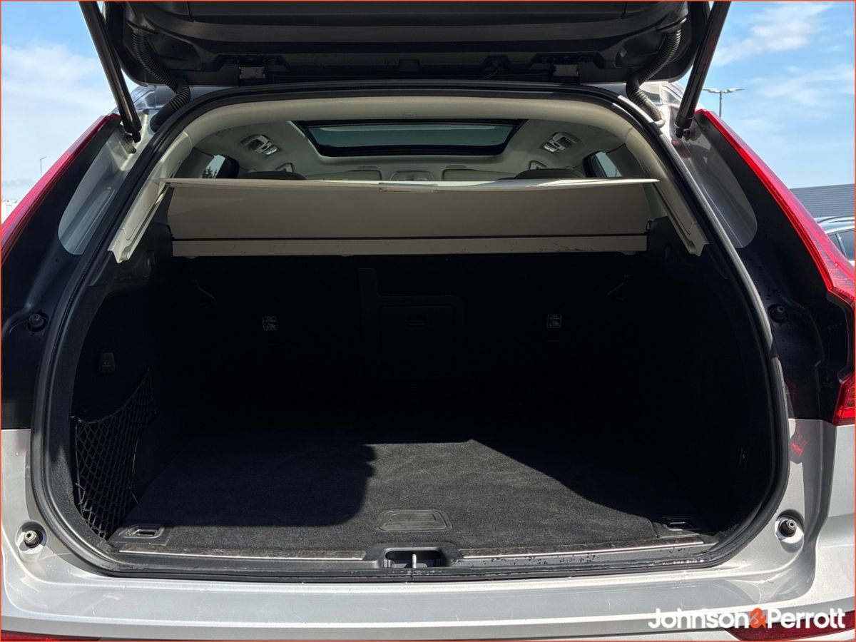 Volvo XC60 T6 PHEV 350hp Plus Bright -  (Two Year Selekt Warranty  + Two Year Service Plan)