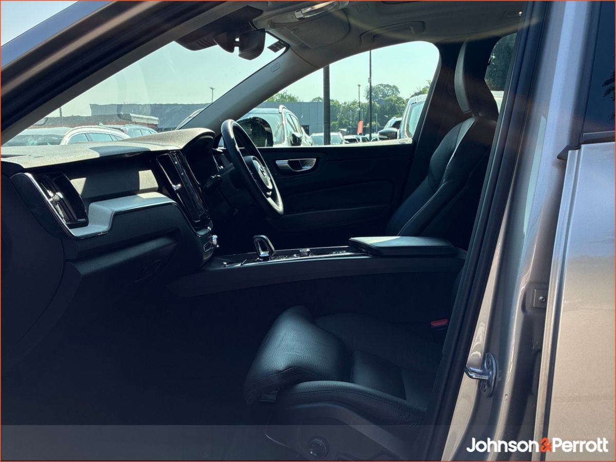 Volvo XC60 T6 AWD 350hp Plus Dark (Two Year Volvo Selekt Warranty & Two Year Service Plan)
