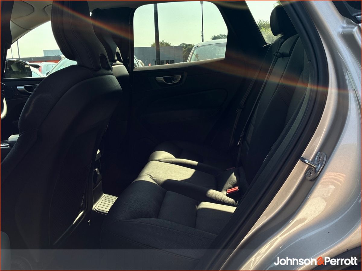 Volvo XC60 T6 AWD 350hp Plus Dark (Two Year Volvo Selekt Warranty & Two Year Service Plan)