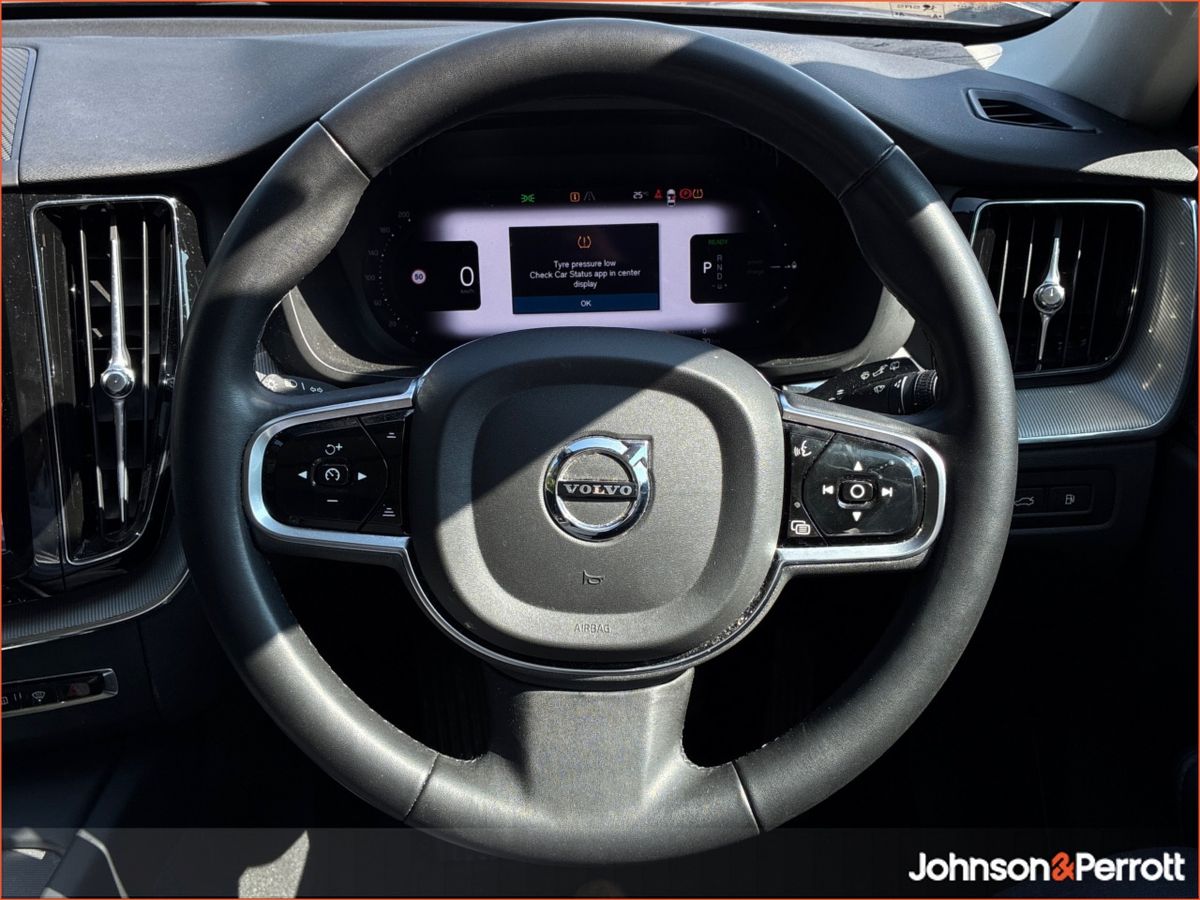 Volvo XC60 T6 AWD 350hp Plus Dark (Two Year Volvo Selekt Warranty & Two Year Service Plan)