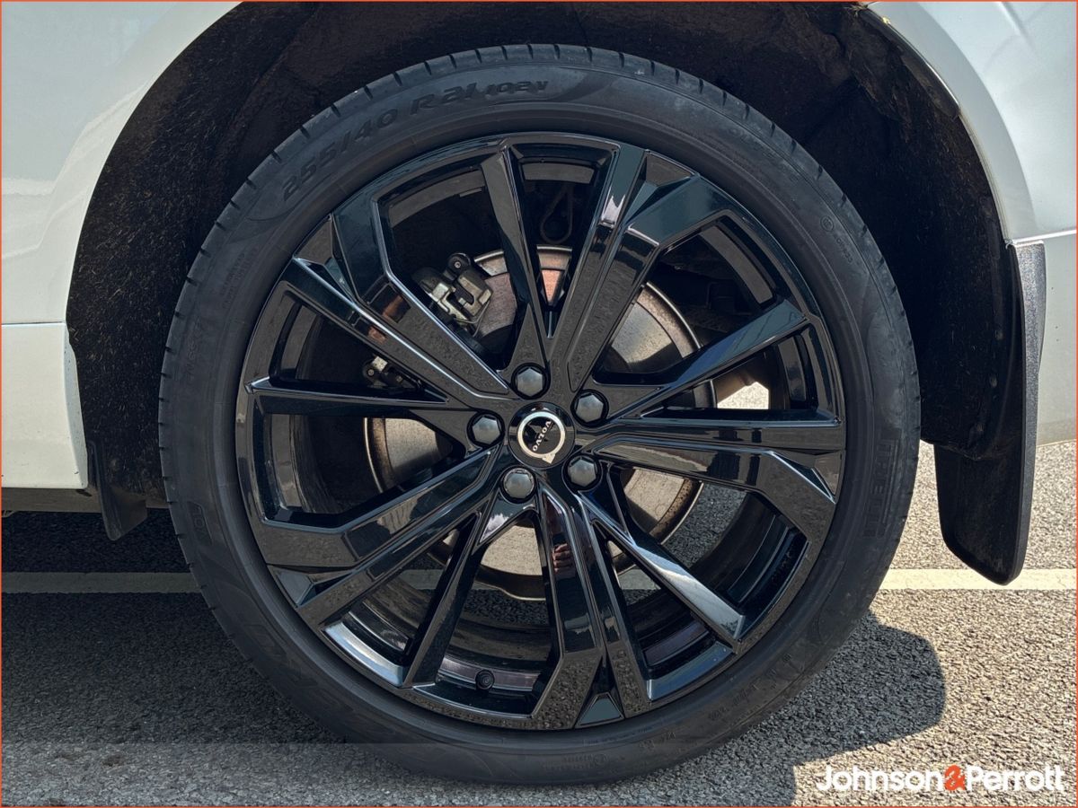 Volvo XC60 T6 350bhp AWD PHEV Plus Black Edition  (Four Year Volvo Selekt Warranty / Two Year Service Plan)