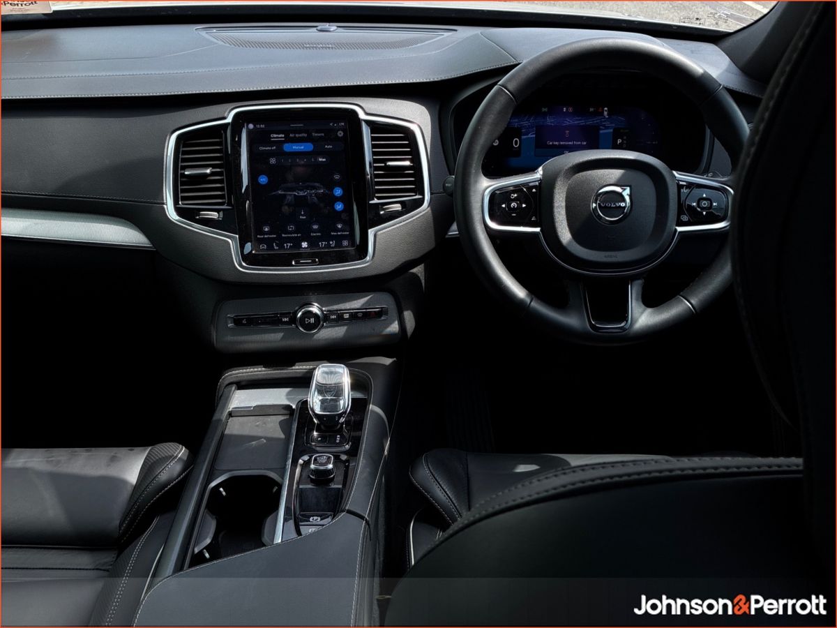 Volvo XC90 T8 PHEV AWD Plus Dark  (Four Year Volvo Selekt Warranty / Two Year Service Plan)