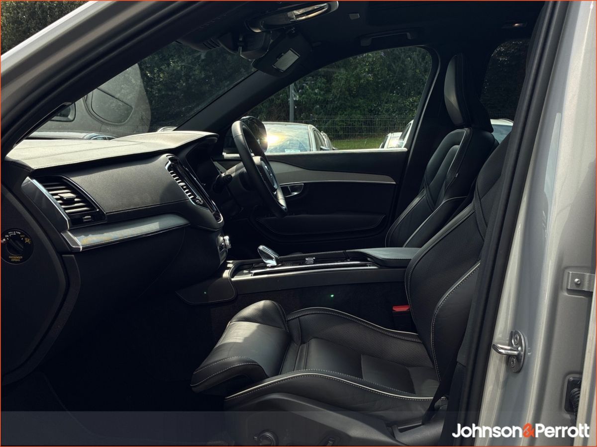 Volvo XC90 T8 PHEV AWD Plus Dark  (Four Year Volvo Selekt Warranty / Two Year Service Plan)
