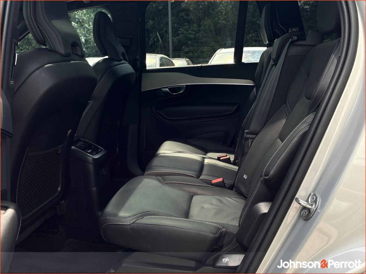 Volvo XC90 T8 PHEV AWD Plus Dark  (Four Year Volvo Selekt Warranty / Two Year Service Plan)