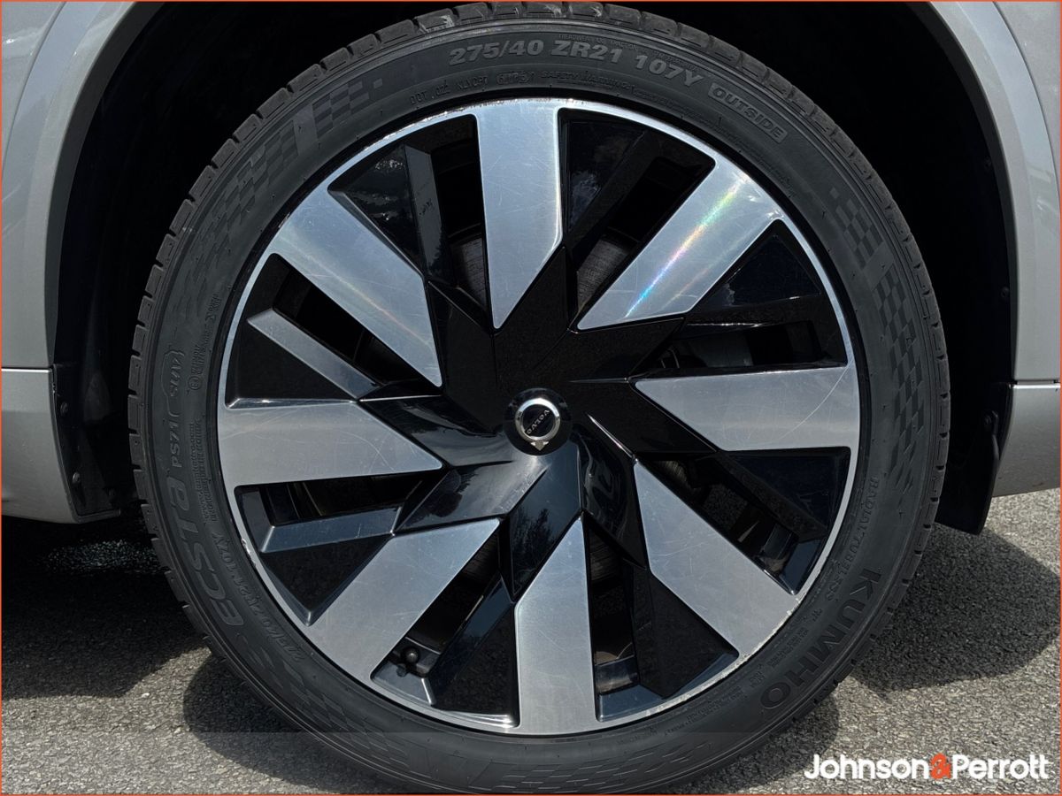 Volvo XC90 T8 PHEV AWD Plus Dark  (Four Year Volvo Selekt Warranty / Two Year Service Plan)