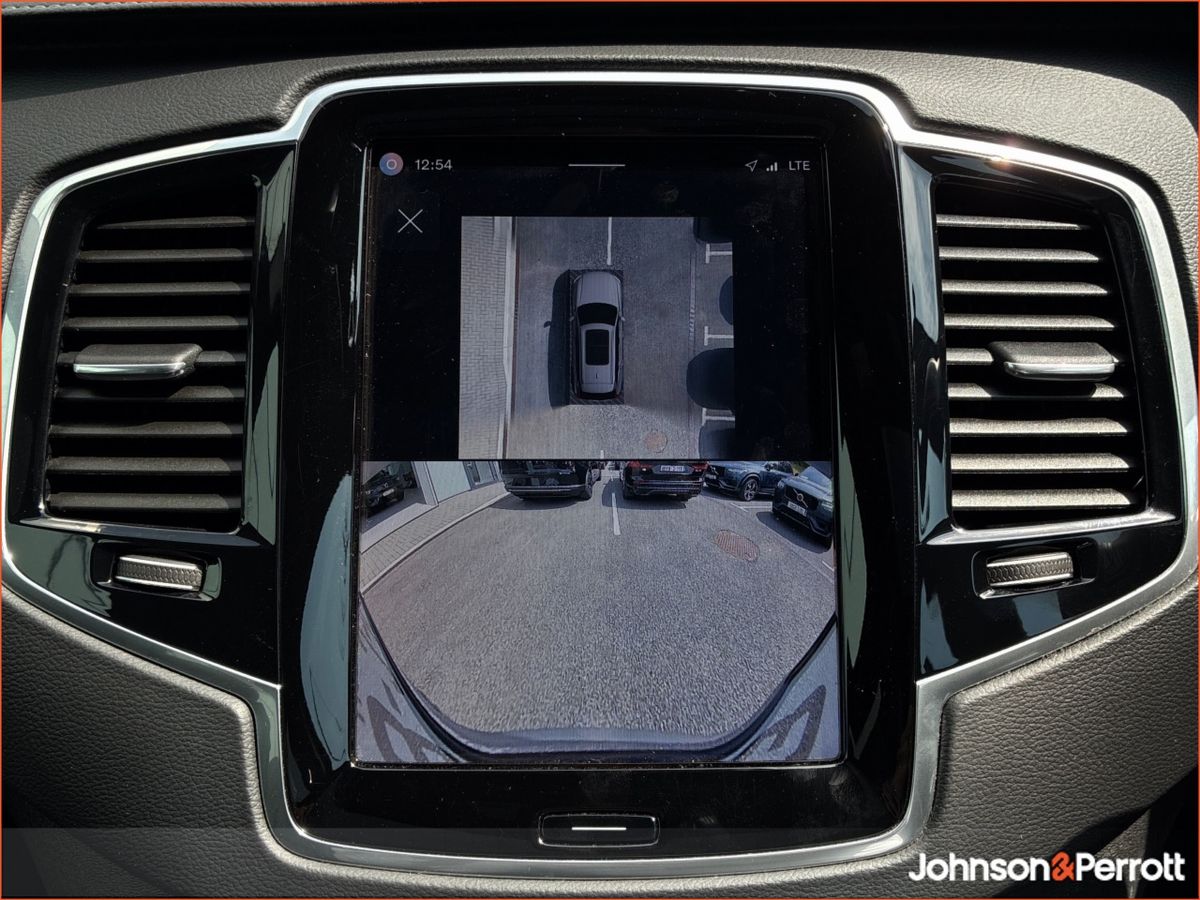Volvo XC90 T8 PHEV AWD Plus Dark  (Four Year Volvo Selekt Warranty / Two Year Service Plan)